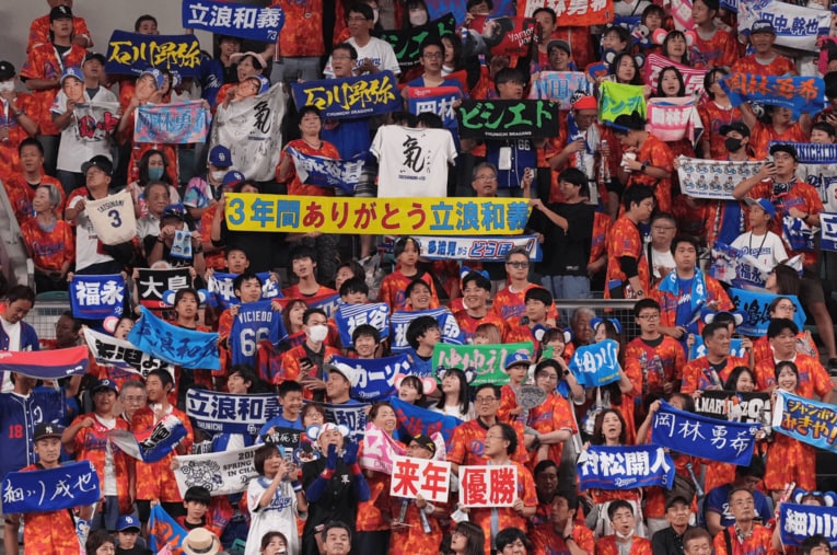 昨季最終戦、満員のバンテリンドーム。3年連続最下位の中日ドラゴンズで観客数が伸び続けている ／ photograph by Sankei Shimbun