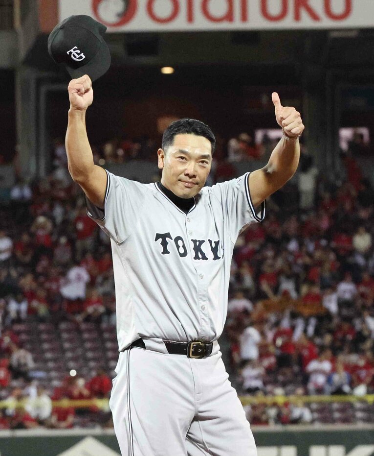 巨人4年ぶりのリーグ優勝を決めて観客の声援に応える阿部慎之助監督　©︎JIJI PRESS