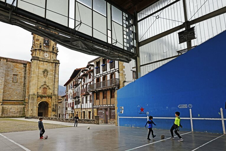 「TAKEユニの日本人ファンが増えた気が」久保建英MOMも“代えが利かない状態”を現地撮影…ソシエダは狂う歯車を直せるか(52)