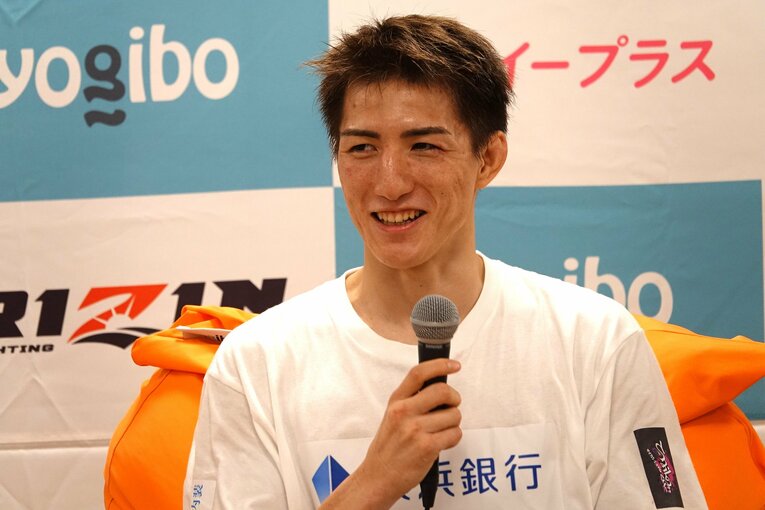 『RIZIN.48』でキム・スーチョルに勝利し、試合後のインタビューに答える井上直樹　©Koji Fuse