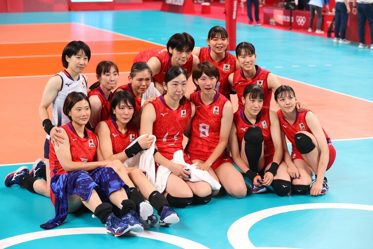 東京五輪ではまさかの予選ラウンド敗退となった女子バレーボール日本代表。前列左から2番目が古賀紗理那　©︎JMPA