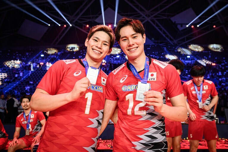 フィリピンでも人気を得ていた24歳西田有志、22歳高橋藍（VNL決勝フランス戦）©︎Volleyball World
