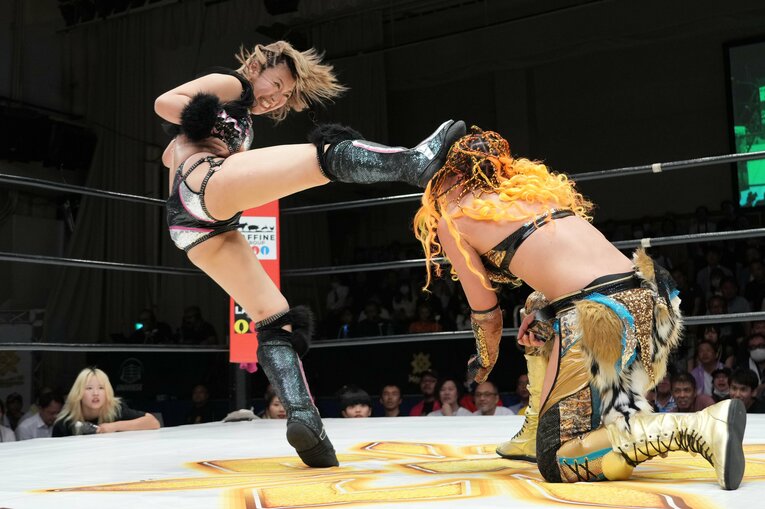 ジュリアの顔面にキックを浴びせる桜井麻衣　©Essei Hara