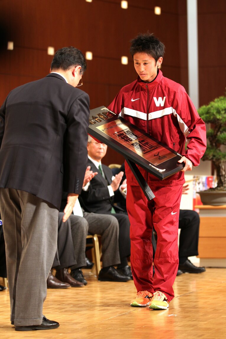 87回箱根駅伝を総合優勝した際の記者会見（2011年）　©BUNGEISHUNJU