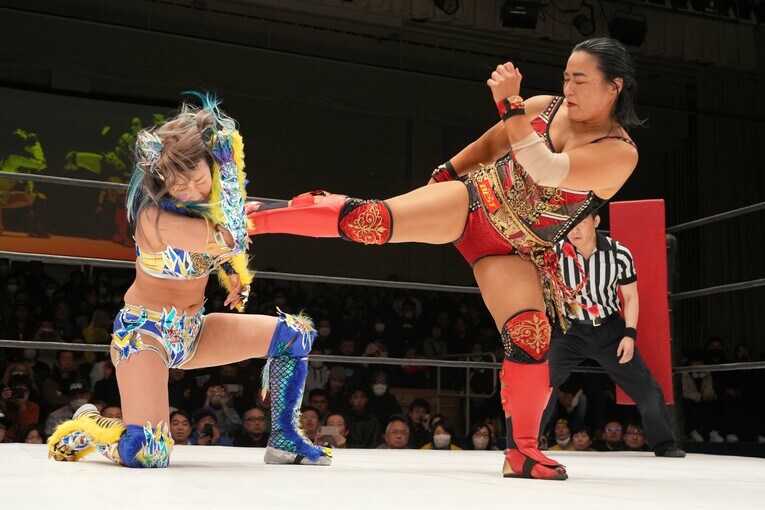 ウナギ・サヤカを蹴る里村明衣子　©Essei Hara