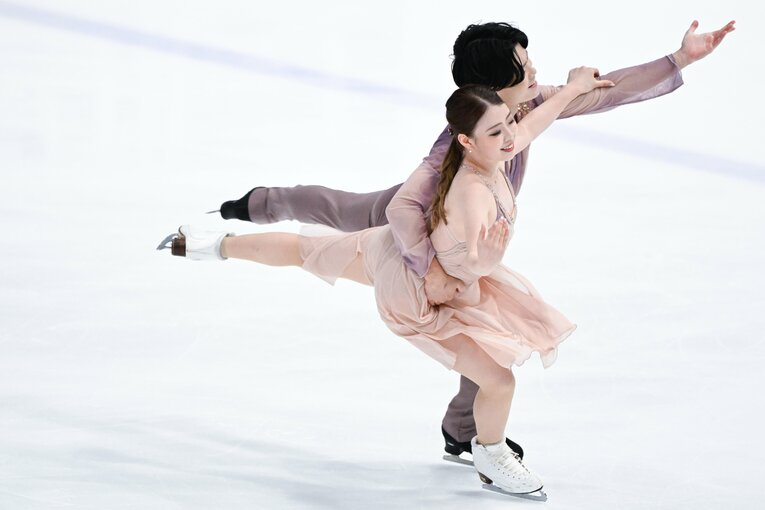 初の国際大会出場となった「木下グループ杯」で演技を行う紀平梨花・西山真瑚　©Asami Enomoto【スワイプするとそのほかの写真もご覧になれます】