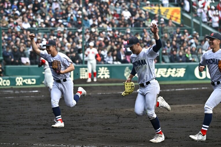「飛んだ瞬間に捕れる」横浜のセンター阿部のスーパーキャッチ（6枚中の1枚目）　©Hideki Sugiyama