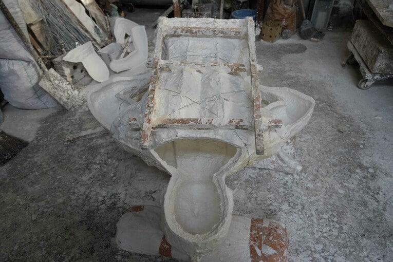 スタッフの貼り付けが終わった猪木像