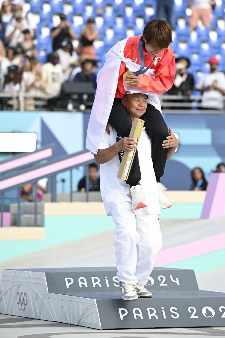 早川大輔コーチに肩車されるシーン　©Asami Enomoto／JMPA