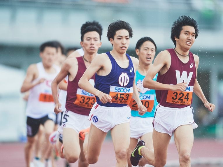 左から菖蒲敦司（早大2年・323番）、三浦龍司（順大2年・453番）、石塚陽士（早大1年・324番）　©Yuki Suenaga