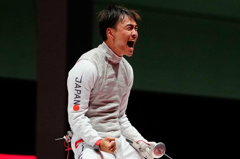アジア大会・フェンシング男子フルーレ団体で金メダルを獲得した日本チーム。キャプテンを務めた松山恭助がその舞台裏を明かした ／ photograph by AP/AFLO