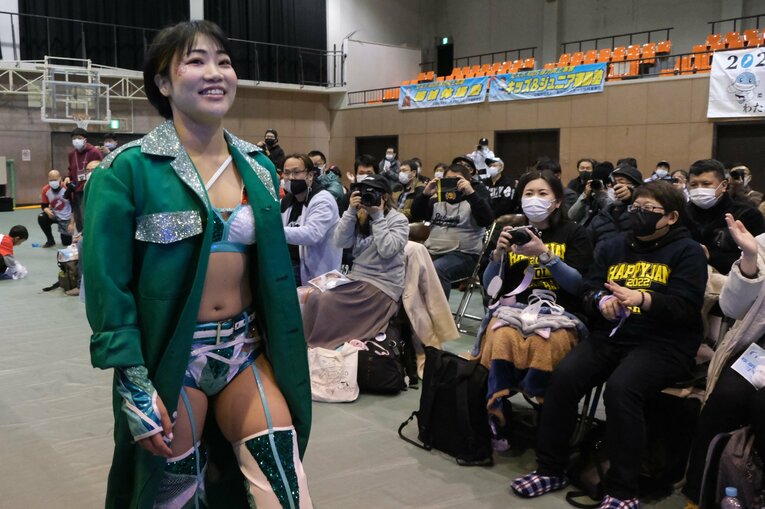 「可憐ですねぇ」人気女子レスラー・安納サオリに観客もウットリ…初の凱旋大会に滋賀が沸いた日「“絶対不屈彼女”は泣かないんです」(74)