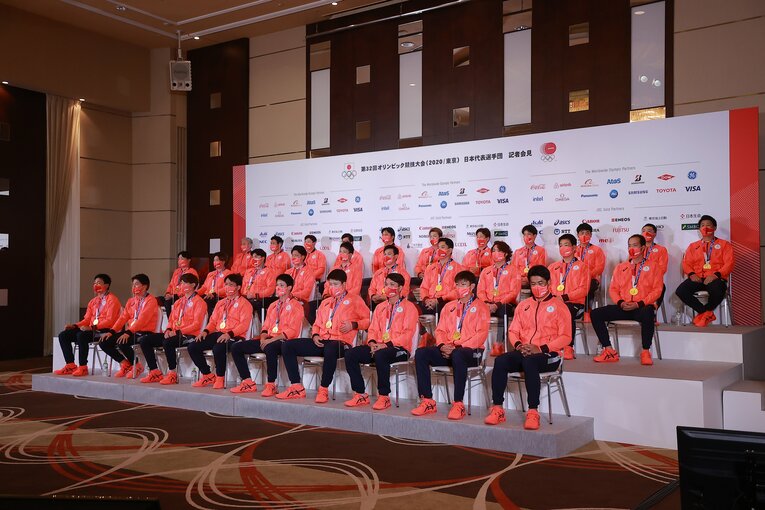 金メダルを獲得した東京五輪メンバー　©JMPA