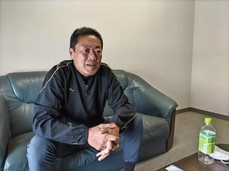 インタビューに答える高柳出己さん