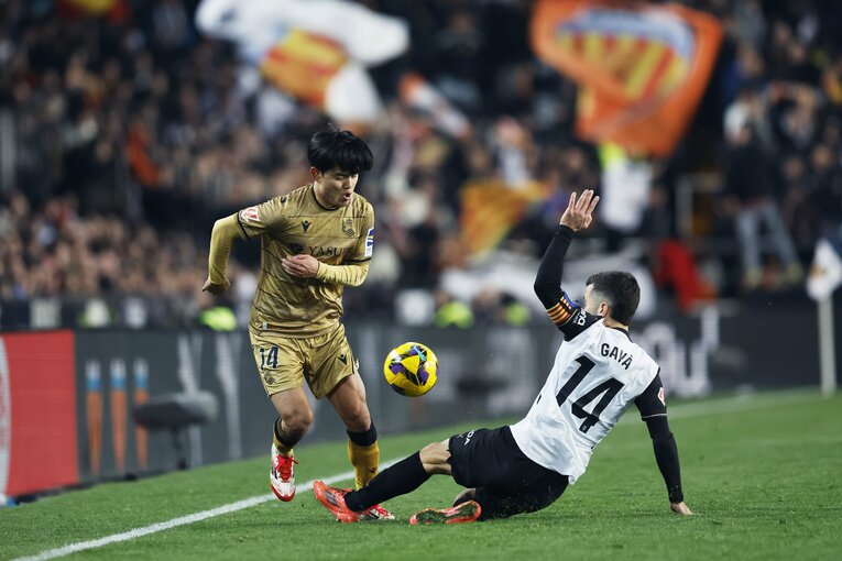 突破を図る久保に対して、気迫と共に防いだガヤのマッチアップ ©Daisuke Nakashima