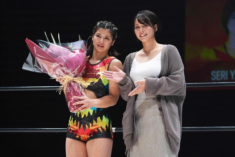 姉の雅弥から花束を受け取る　©Essei Hara