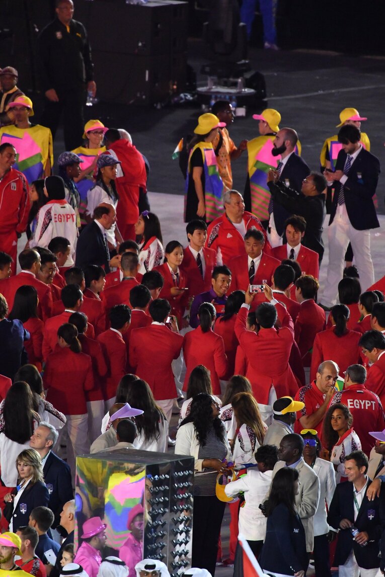 日本選手団に囲まれるカンボジア代表の猫ひろし　©JMPA