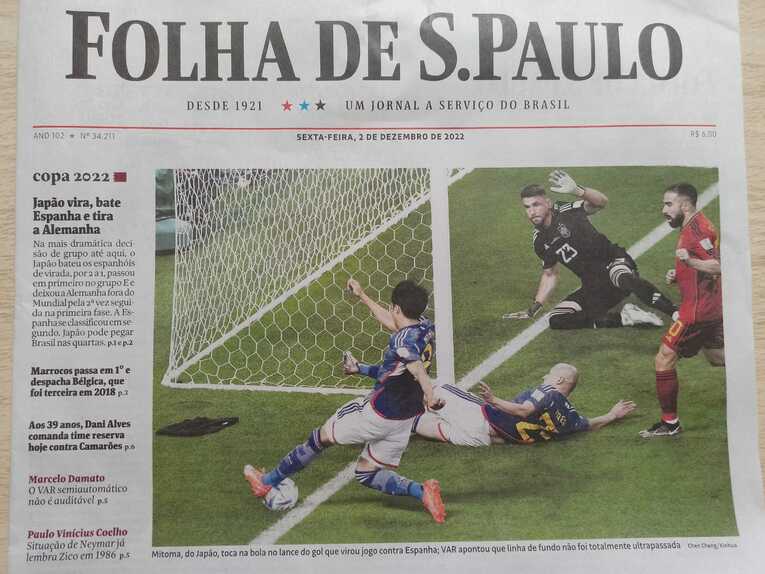 「日本の三笘がゴールに結びつくクロス。VARは、ボールがゴールラインを割っていなかったと指摘」（日刊紙『フォーリャ・デ・サンパウロ』1面）©Hiroaki Sawada