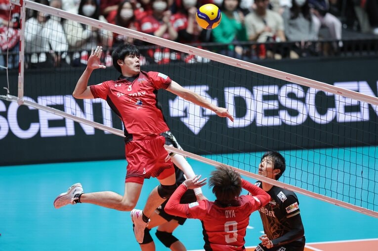 セッター大宅真樹（手前）のトスを受けてスパイクを放つ小野遥輝。サンバーズの軸として活躍してきた　©︎V.LEAGUE