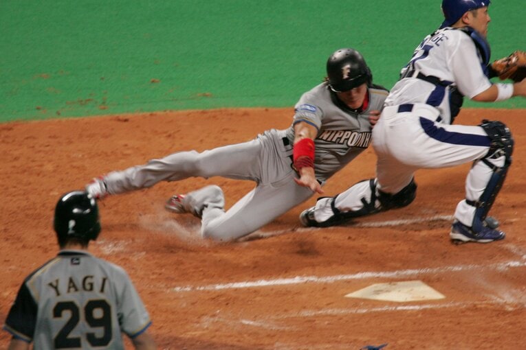 巧みなスライディングの瞬間　©︎Hideki Sugiyama