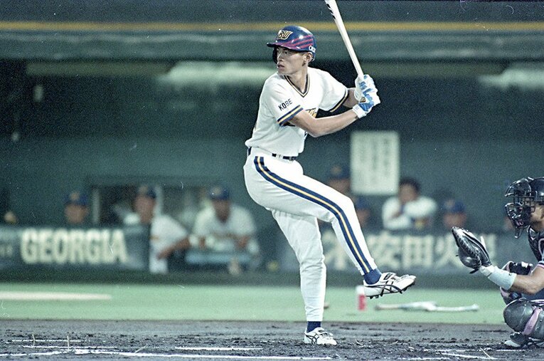 振り子打法で打席に臨むオリックス時代のイチロー ／ photograph by JIJI PRESS