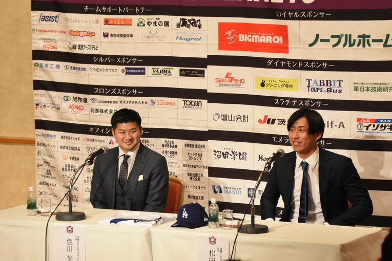 ドジャースと契約し、会見に臨んだ茨城アストロプラネッツの色川冬馬GM（左）と松田　©Ibaraki Astro Planets