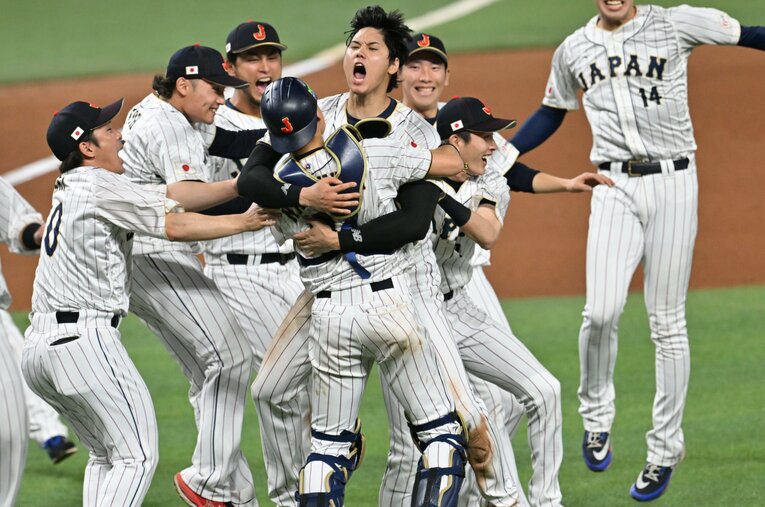 ＷBC決勝、クローザーとして世界一のマウンドに立った大谷翔平のもとに集まる侍ジャパンの選手たち ／ photograph by Naoya Sanuki