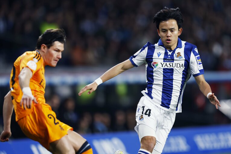 「クボは2回目だぞ！」マドリー名将が不服そうだが久保建英は「あんなのファールじゃないだろ？」とばかりに…“名門の圧vsソシエダの熱”を激写(4)