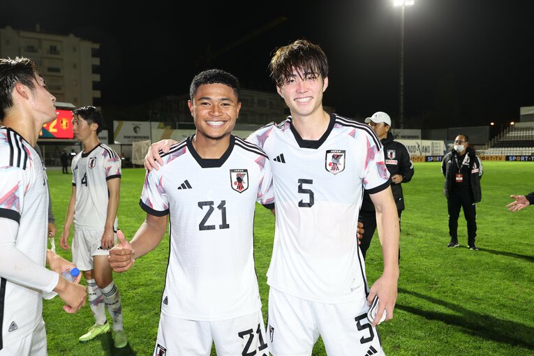 22年11月、U-21日本代表でのポルトガル戦を終えて、木村と笑顔の佳史扶　©JFA/AFLO