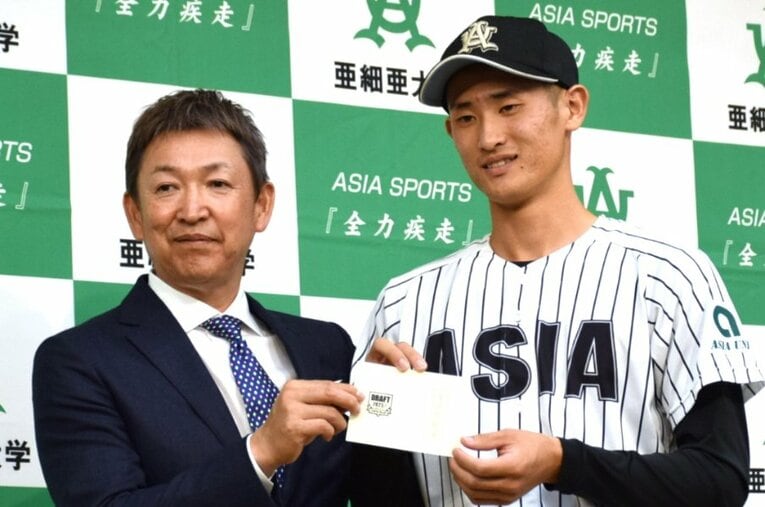 立浪監督（左）の期待を背負う亜大の右腕・草加 ／ photograph by JIJI PRESS