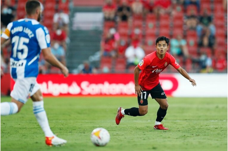 久保建英からスパイクをもらったファンが超嬉しそう… 絶妙だったボールコントロールとお辞儀、監督も“好プレーへの労い”〈激写〉(7)