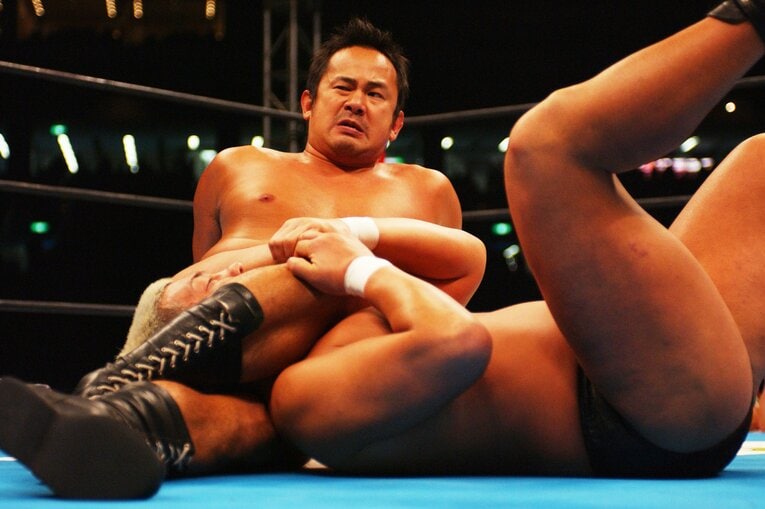 ネックシザーズで鈴木みのるを攻める西村修　©Essei Hara