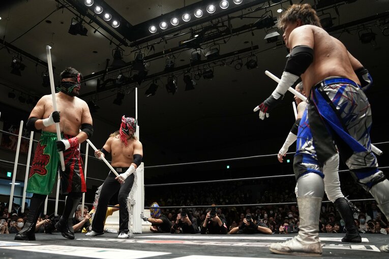 蛍光灯を手ににらみ合う4人　©Masashi Hara