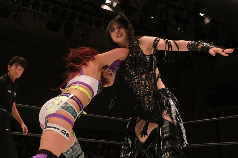 無料中継でも話題を集めた上谷沙弥vsAZM（9月27日）　©Norihiro Hashimoto