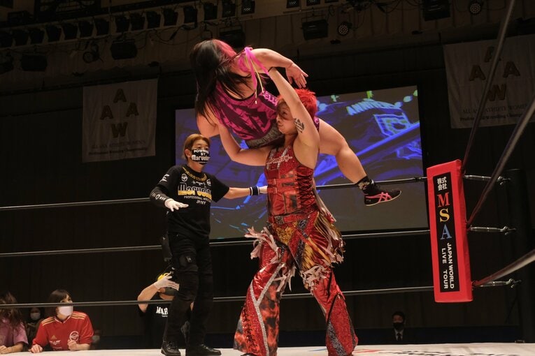 従来のランニングスリーを返された彩羽は橋本を持ち上げて…