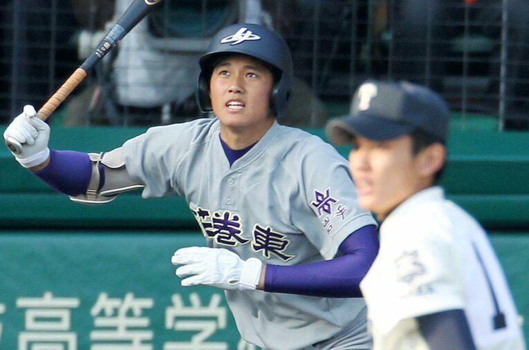 花巻東高校時代の大谷翔平はセンバツ大阪桐蔭戦で、藤浪晋太郎からライトへの本塁打を放った ／ photograph by JIJI PRESS