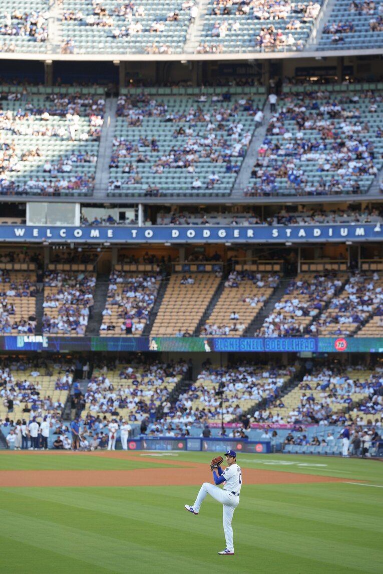 復帰登板の日、ウォームアップでキャッチボールをする大谷　©Getty Images
