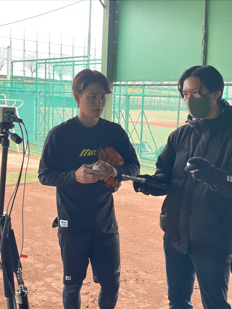 西武・浜屋将太投手にアドバイスを送る森本さん（ネクストベース提供）