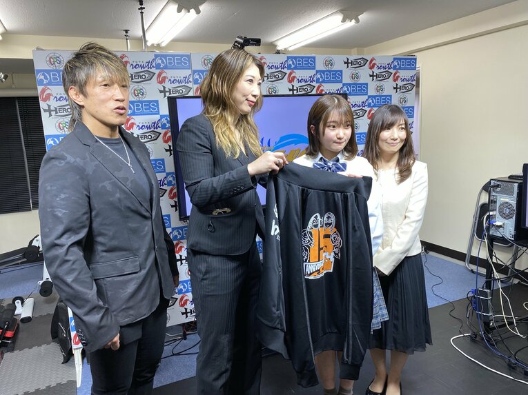 長女きずなのwave入団会見には母・府川唯未、父・田中稔も参加。写真中央は社長の桜花由美　©プロレスリングwave