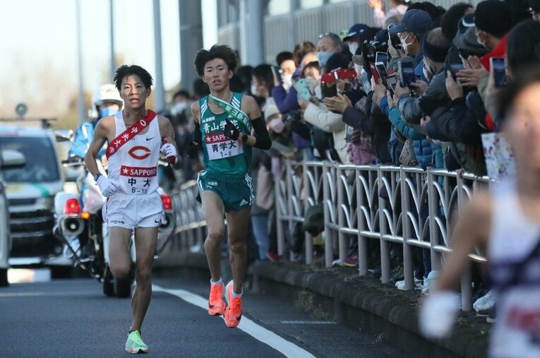 箱根駅伝2区、かつてチームメイトだった青学大・近藤幸太郎と中大・吉居大和による「運命的な並走」で田澤に迫る。この瞬間、2人を指導してきた恩師は… ／ photograph by JMPA