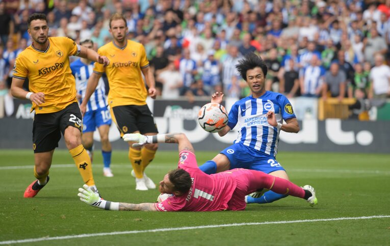 三笘薫の衝撃ゴール【5枚目／全9枚】別角度から見たシュートの瞬間　©JIJI PRESS