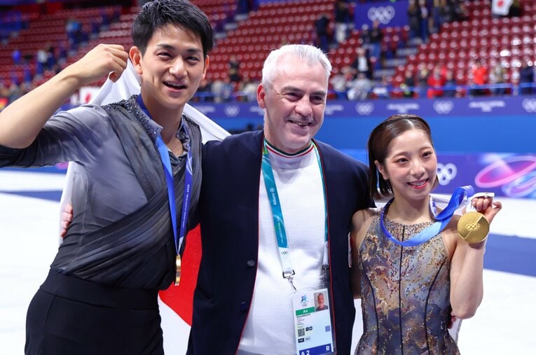 ミラノ五輪で金メダルを獲得した三浦璃来・木原龍一と笑顔のブルーノ・マルコットコーチ ／ photograph by AFLO