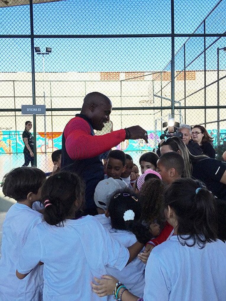 オリンピック期間中、公園に訪れたカール・ルイスは何度も子供たちと一緒に走った。