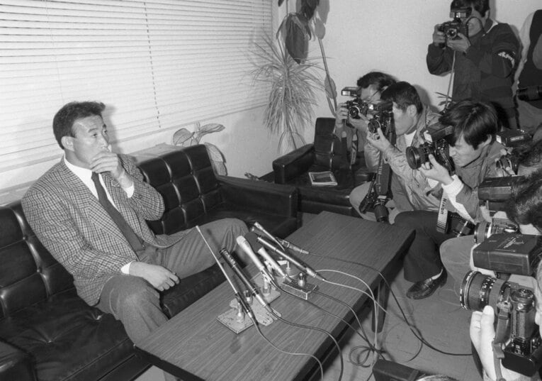 1986年オフ、契約更改が持ち越しになり、記者団に囲まれる西本　©KYODO