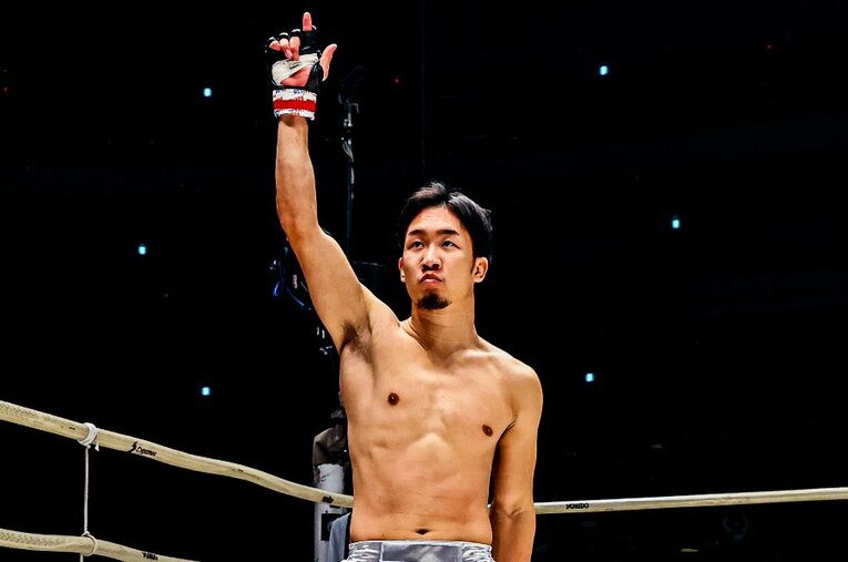 2020年の大晦日、『RIZIN.26』で弥益ドミネーター聡志にKOで勝利した直後の朝倉未来。11月20日の『朝倉未来にストリートファイトで勝ったら1000万円』では後藤真希の弟で元タレントの後藤祐樹や元KAT-TUNの田中聖と戦う ／ photograph by RIZIN FF Susumu Nagao