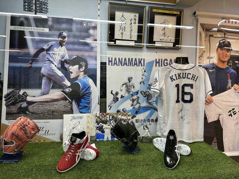 【新花巻駅】サイン、シューズ、グローブなど多数展示