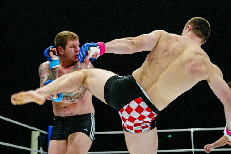 2004年8月、エメリヤーエンコ・アレキサンダー戦のハイキック（1枚目／全10枚）©Susumu Nagao