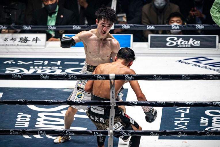 寺地のワンツーを被弾してよろめく京口　©Takuya Sugiyama