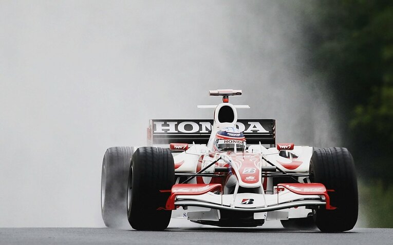 ジェンソン・バトンがホンダで初勝利を遂げたレースで、スーパーアグリの佐藤琢磨は完走車中最下位の13位フィニッシュだった　©Getty Images