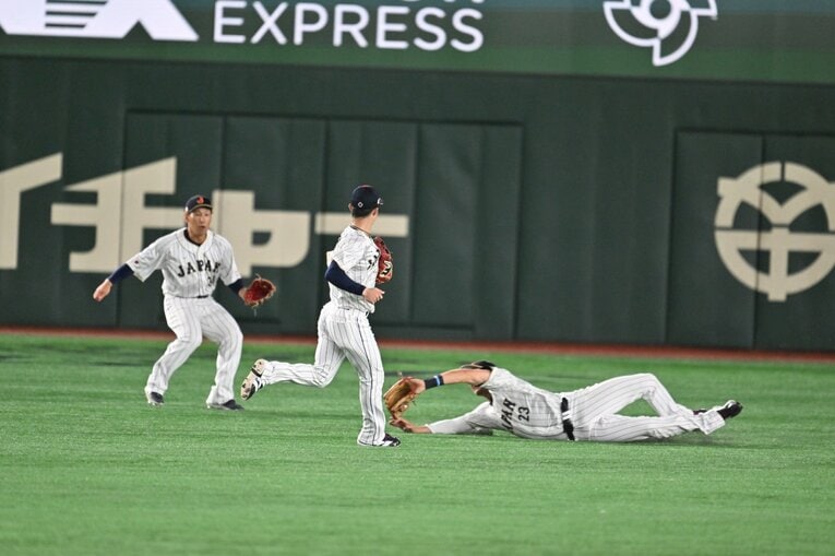 ヌートバーの韓国戦スーパーキャッチ連続写真（3／全7枚）　©Naoya Sanuki